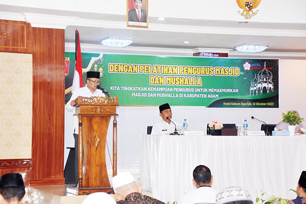 BERI SAMBUTAN— Bupati Agam Andri Warman memberikan sambutan saat membuka pelatihan pengelolaan Masjid dan Musala se-Kecamatan Tanjung Mutiara dan Lubuk Basung, di Hotel Sakura Syariah, Rabu (12/10).