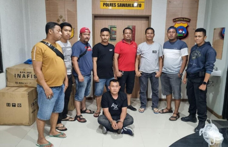 GELAPKAN MOTOR— Pelaku Nofri Yosrizal (35) ditangkap jajaran Polsek Lubeg atas kasus penggeledapan sepeda motor.