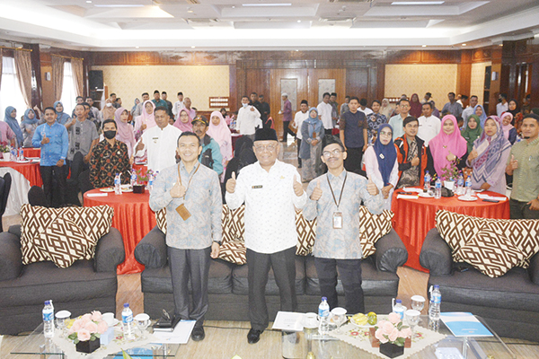 Rakor Persiapan Regsosek, Jangan Ada Lagi Simpang Siur Data 1 FOTO BERSAMA— Sekda Agam Edi Busti (tengah) foto bersama peserta Rakor persiapan Regsosek bersama BPS, Jumat (14/10) yang lalu di Hotel Sakura Syariah, Lubuk Basung.