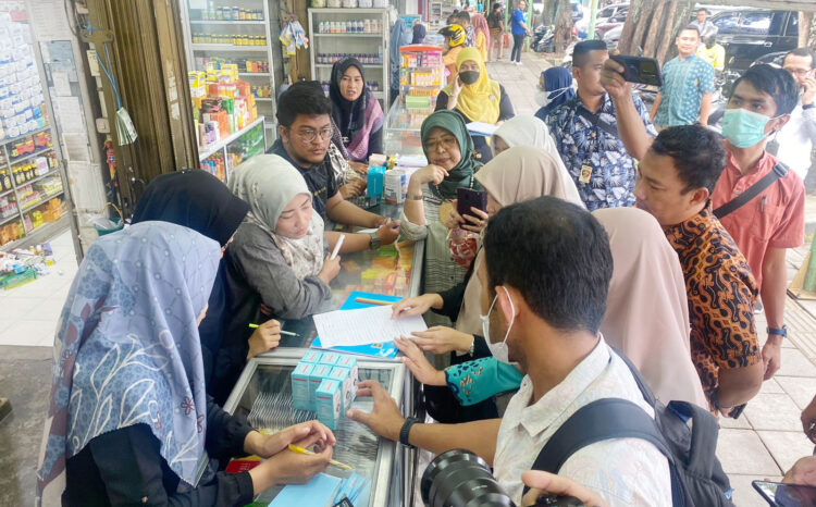 Polda Sumbar Razia Peredaran Obat Sirup,Apotek-apotek Diminta Setop Penjualannya 1 RAZIA— Tim Ditreskrimsus Polda Sumbar bersama Dinkes Sumbar merazia sejumlah apotek di Kota Padang terkait larangan penjualan obat sirup.