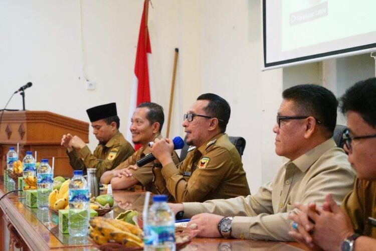 Realisasi Rendah, Gerakan ”Makan Rendang” Disosialisasikan 1 Upaya Pemkab Tanah Datar untuk mengatasi jeratan rentenir yang menyebabkan masyarakat menjerit melalui program unggulan (progul) ”Maksimalkan Pemberantasan Rentenir Agar Hilang” (Makan Rendang) di Tanah Datar terus dilakukan.