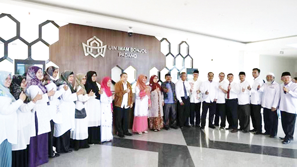 PELANTIKAN KABIRO— Rektor UIN IB  Prof Martin Kustati melantik Kepala Biro AUPK . Muhammad Fuad. S.sos, M.Sc, di Aula Gedung Rektorat Lantai II Kampus III UIN IB Sungai Bangek, Senin (24/10).