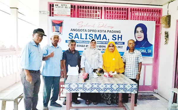 RESES— Anggota DPRD Padang, Salisma melakukan reses di Kelurahan Pasar Ambacang, Kuranji, Kamis (6/10) yang lalu.
