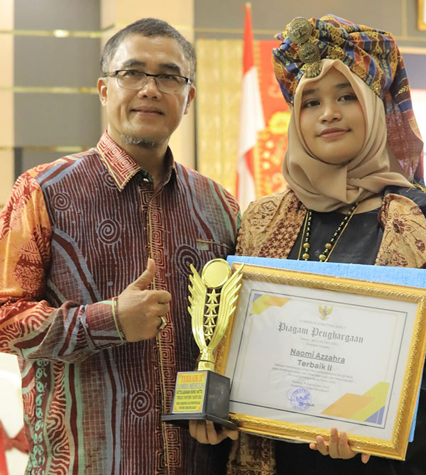 Rida Ananda: Naomi jadi Motivasi Generasi Muda Payakumbuh 1 LOMBA MENULIS— Pj.Wali Kota Payakumbuh bersama Naomi juara lomba menulis keteladanan Bung Hatta.