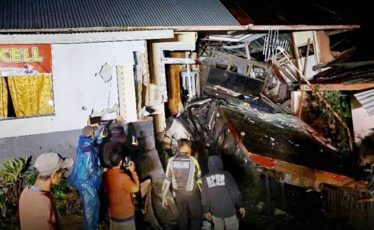 KECELAKAAN—Truk menabrak mobil Avanza dan tiga rumah di di Simpang MTSN, Kabupaten Tanahdatar.