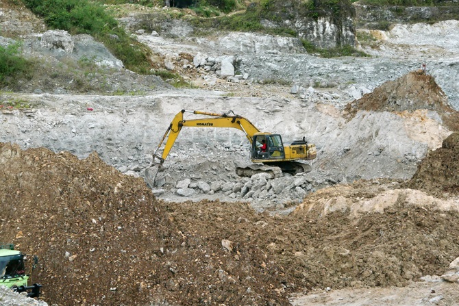 Rencana Larangan Ekspor Timah, Bahlil: Lebih Cepat Lebih Baik! 1 Tambang— Kementerian ESDM mencatat setidaknya ada 2.645 Pertambangan Tanpa Izin (PETI) atau tambang ilegal mineral. PETI juga menimpa BUMN tambang, di bawah Grup MIND ID, salah satunya di PT Timah Tbk.