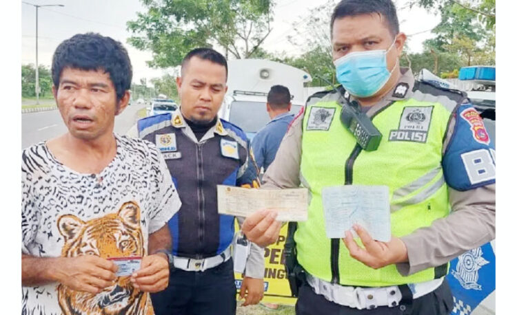 Terjaring Razia di Kota Padang, Sopir Truk Kedapatan Pakai SIM Palsu 1 SOPIR DIAMANKAN— Polisi mengamankan seorang sopir yang diduga memiliki SIM palsu.