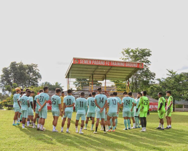 LATIHAN— Pemain Semen Padang FC saat menggelar latihan di lapangan Mess Indarung. Belum adanya kejelasan kapan liga akan bergulir kembali, membuat manajemen dan pelatih meliburkan pemain