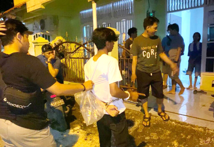 PENGEDAR SABU— Pelaku Indra Saputra yang diduga sebagai pengeda r sabu ditangkap Tim Rajawali Polresta Padang.