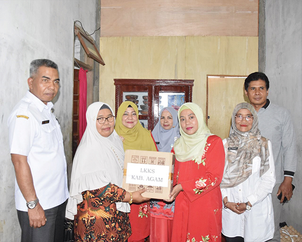 SERAHKAN BANTUAN— Ketua TP-PKK Agam, Ny. Yenni Andri Warman menyerahkan bantuan sembako dan uang tunai untuk Panti Asuhan di Nagari Salareh Aia, Kecamatan Palembayan, Rabu (5/10).