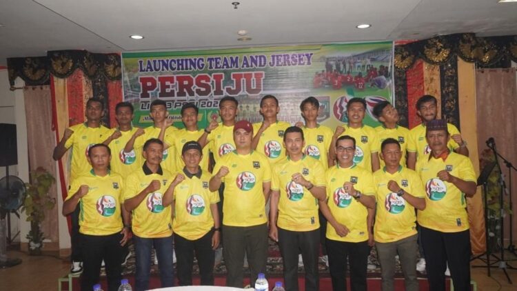 Sambut Liga 3 Zona Sumbar, Persiju Launching Jersey Baru Bertema Geopark Silokek 1 LAUNCHING JERSEY— Launching jersey baru Persiju digelar di Hotel Bukik Gadang, Muaro Sijunjung yang dihadiri langsung oleh Bupati Benny Dwifa, Minggu (16/10).
