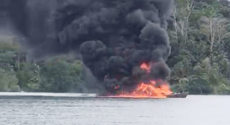 KAPAL TERBAKAR— Kapal dagang KM Cahaya yang terbakar di Selat Sikakap, Kabupaten Kepulauan Mentawai.