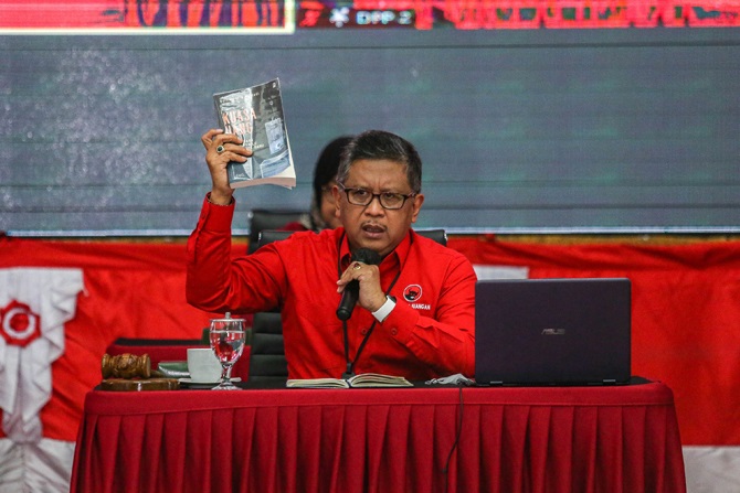 ILUSTRASI: Sekjen PKS Aboe Bakar Al Habsyi memberikan keterangan kepada wartawan di Gedung Nusantara III, Senayan, Jakarta, Kamis (9/6/22). (HENDRA EKA/JAWA POS)