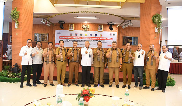 MOU 7 WAKO— Jajaran direksi dan komisaris PT Semen Padang berfoto bersama dengan 7 wako di Sumbar usai penandatangan Nota Kesepakatan Bersama atau Memorandum of Understanding (MoU) untuk mempercepat pembangunan daerah, Selasa (25/10) di Wisma Indarung.