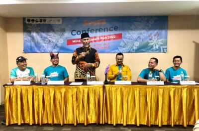 MINANG GEOPARK RUN— Gubernur Mahyeldii didampingi Bupati dan Wakil Bupati Sijunjung, Benny Dwifa Yuswir dan Iraddatillah berikan arahan saat launching Minang Geopark Run 2022 di Hotel Balairung Jakarta, baru-baru ini.