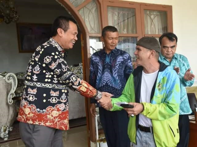 Genius Umar: Semoga Atlet Tinju dapat Mewakili Sumbar ke Tingkat Nasional 1 PELEPASAN—Wako Genius Umar salaman saat pelepas atlet tinju.