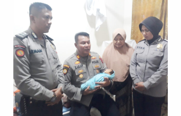 Tas Berisi Bayi Laki-laki Ditemukan di Kursi Bus Tranex Jurusan Sungai Geringging-Padang, Diduga Berusia Tiga Hari, Orang Tuanya Diburu Polisi 1 PENEMUAN BAYI— Kapolsek Kota Pariaman AKP Edi Karan menggendong bayi yang ditemukan sopir tranex didalam mobilnya, Rabu (26/10) sekitar
pukul 22.00 WIB.