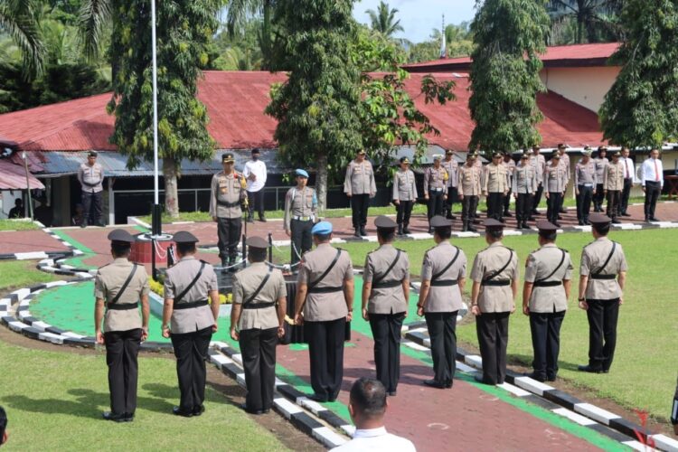 Kabag Ops, Kasat Narkoba, Kasat Binmas dan 3 Kapolsek Disertijabkan di Tanah Datar 1 PIMPIN UPACARA SERTIJAB— Kapolres Tanahdatar AKBP Ruly Indra Wijayanto pimpin sertijab Kabag Ops, Kasat Narkoba, dan 3 Kapolsek di Mapolres Tanah Datar.