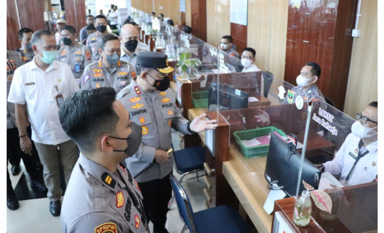 SIDAK— Kapolda Sumbar Irjen Pol Suharyono sidak di UPTD Samsat Padang untuk memastikan pelayanan sesuai SOP.