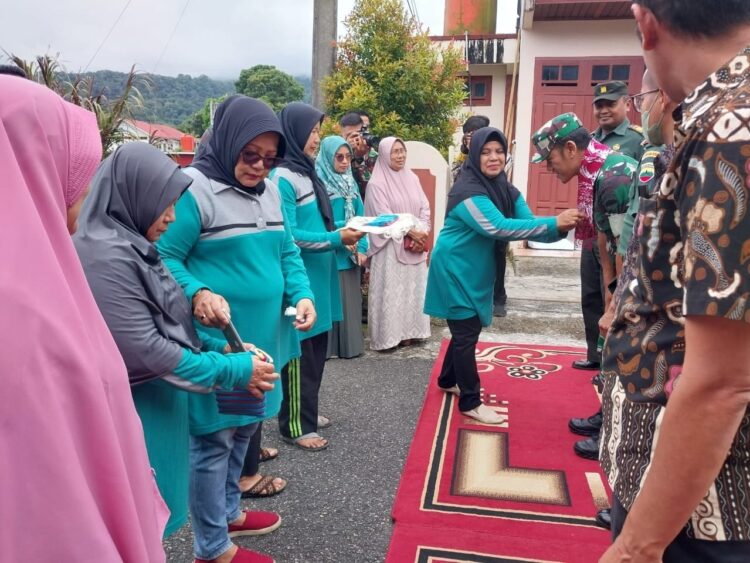 SAMBUT—Saat kedatangan tim penilai Korem 032/Wirabraja melalui Kodim 0307/Tanah Datar disambut panitia.