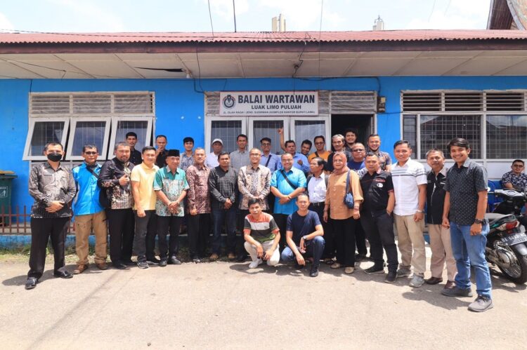 FOTO BERSAMA—Puluhan wartawan yang tergabung di BW, foto bersama dengan Pj. Wali Kota Payakumbuh, Rida Ananda di BW.