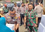 Polres Sijunjung dan Kodim 0310 bagi Bansos untuk Masyarakat