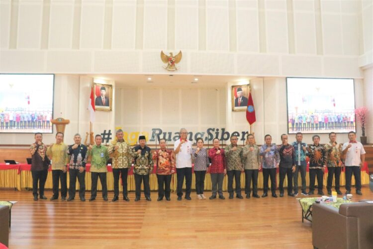 FOTO BERSAMA—Bupati Solok Selatan, Khairunas foto bersama usai pertemuan kerja sama kemarin.