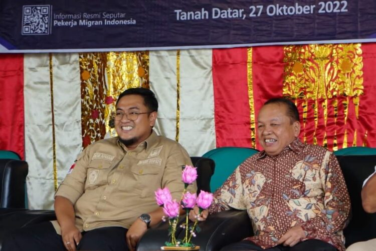 SOSIALISASI— Wabup Richi Apriana duduk berdampingan dengan anggota DPR Syuir Syam saat Sosialisasi Peluang Kerja Luar Negeri dan Perlindungan Menyeluruh Kepada Pekerja Migran Indonesia (PMI).