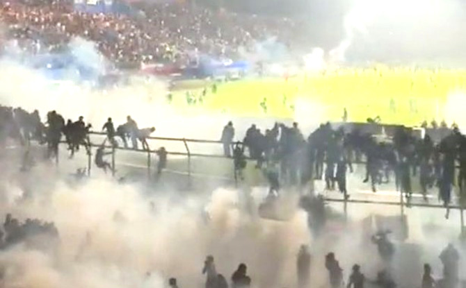 Polri Akui Ada Gas Air Mata Kedaluwarsa di Kanjuruhan, TGIPF Sebut Pelanggaraan 1 Suasana Kanjuruhan