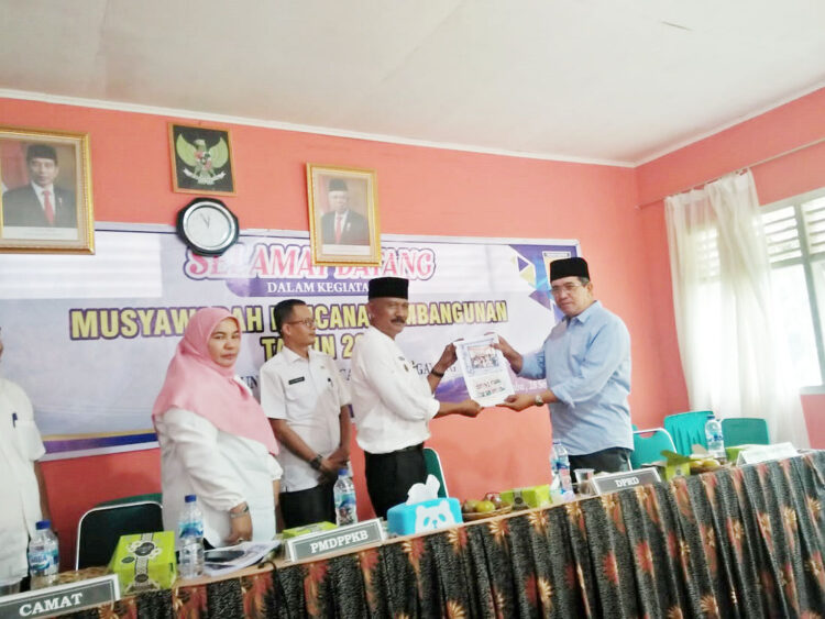 MUSRENBANG—Wali Nagari Sungai Patai Irfan Zainora disaksikan Camat Sungayang menyerahkan hasil musrenbang nagari Sungai Patai pada anggota DPRD.