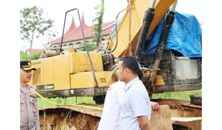 Tambang Emas Ilegal Digerebek di Solsel, Polisi Sita Alat Berat dan Berbagai Peralatan 1 PERLIHATKAN BUKTI— Polisi memperlihatkan barang bukti alat berat yang disita dari penggerebekan tambang emas ilegal di Solsel.