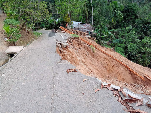TERBAN—Tebing Jalan Kelok Maut Kelurahan Air Dingin Kecamatan Lembah Segar Kota Sawahlunto  terban parah akibtanya jalan utama nyaris putus.