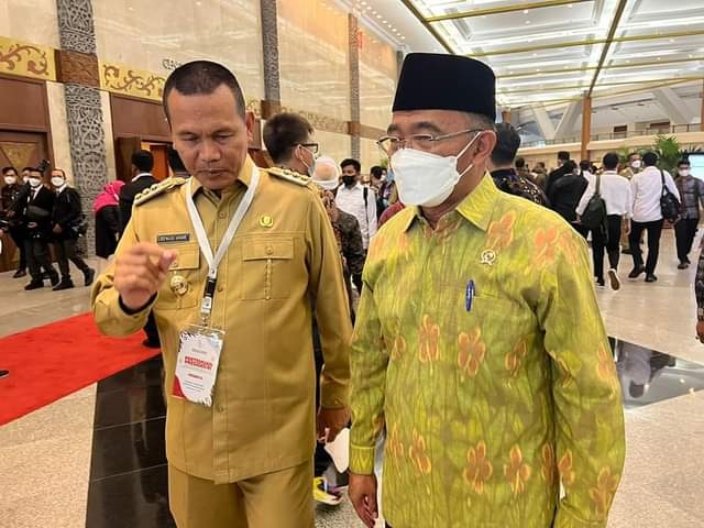 Wali Kota Pariaman, Genius Umar, kemarin,  mendengarkan  arahan langsung dari Presiden RI, Joko Widodo di Ruang Cedrawasih Jakarta Convention Center, Kompleks Gelanggang Olahraga (Gelora) Bung Karno, Jakarta Pusat.