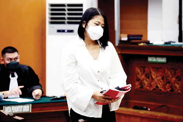 Wajah Ricky Rizal Sampai Pucat, Putri Candrawathi yang Aktif Mengajak 1 JALANI SIDANG—Terdakwa kasus pembunuhan berencana terhadap Brigadir Nofriansyah Yosua Hutabarat, Putri Candrawathi menjalani sidang eksepsi di Pengadilan Negeri Jakarta Selatan.