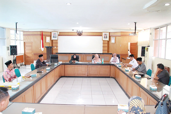 KUNJUNGAN KERJA— Komisi I DPRD Kabupaten Agam yang diketuai oleh Aderia, melakukan kunker ke BKD Sumbar dalam rangka sharing informasi terkait dengan pendataan tenaga honorer atau Non ASN, Rabu (5/10).