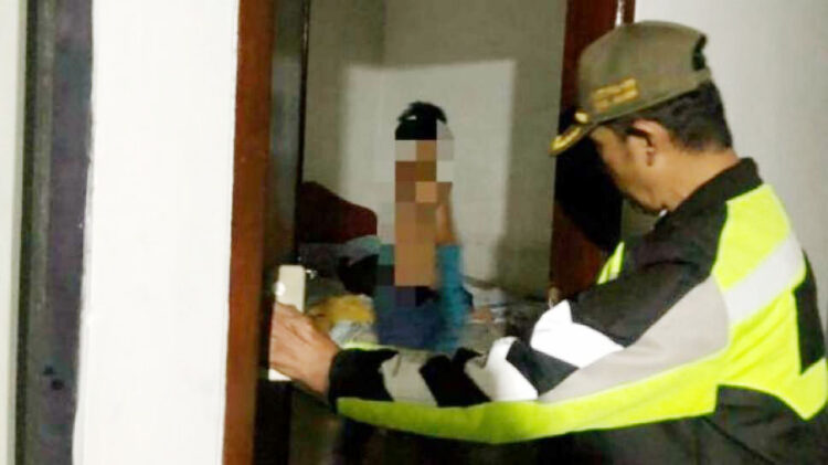 NGINAP— Tim Satpol PP Agam memergoki pasangan tak resmi yang nginap di hotel saat razia.