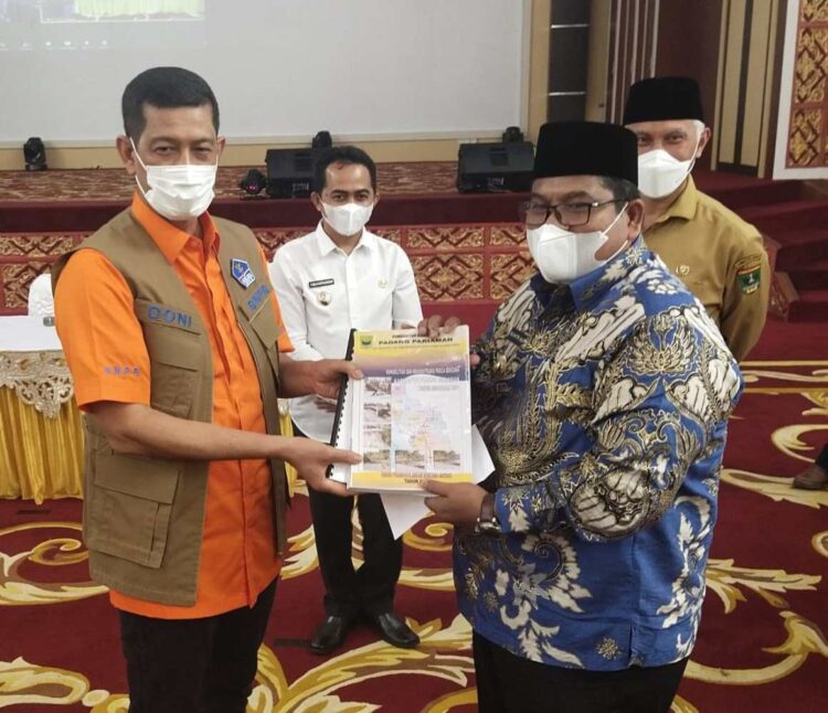 SERAHKAN PROPOSAL— Bupati Padangpariaman Bupati Suhatri Bur saat serahkan proposal kepada Kepala BNPB Letjen TNI Doni Monardo saat mulai menjadi bupati tahun 2021 lalu.