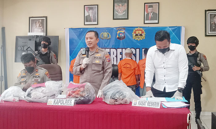 CABUL— Kapolres Sawahlunto AKBP Purwanto Hari Subekti memberikan keterangan pers terkait pengungkapan kasus pencabulan terhadap anak di bawah umur.