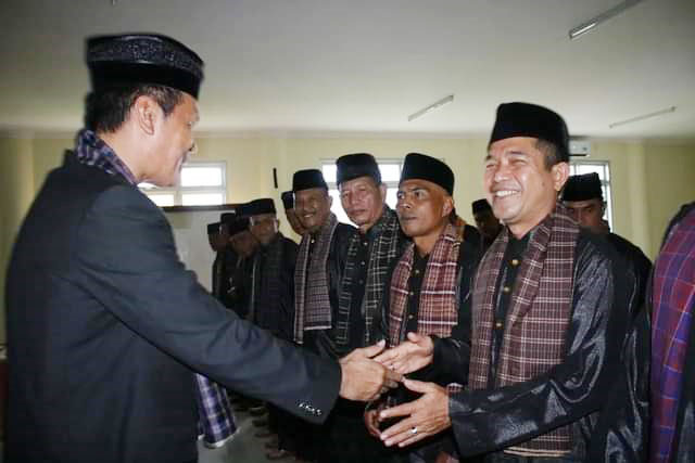 SALAM—Wako Genius Umar salami para pengurus KAN usai pengukuhan.