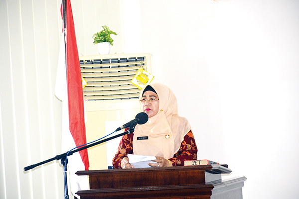 Pertemuan Bulanan DWP Kabupaten Agam, Tingkatkan Kualitas SDM Seluruh Anggota 1 SOSIALISASI— Ketua DWP Kabupaten Agam, Ny El Edi Busti saat membuka pertemuan bulanan dalam rangka silaturahmi sekaligus sosialisasi penggunaan indentitas kependudukan digital, Rabu (12/10).