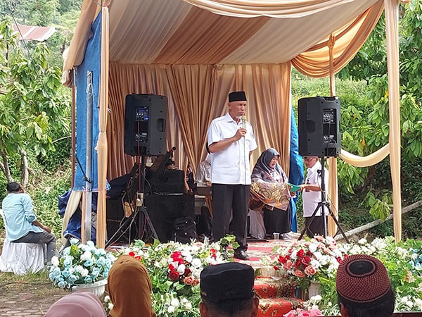 LAUNCHING—Gubernur Sumbar, Mahyeldi Ansharullah melaunching Germas di Kecamatan Empat Nagari Bayang Utara, Kabupaten Pesisir Selatan (Pessel), Rabu (19/10).