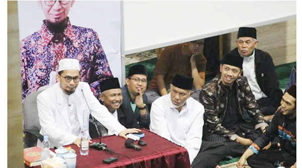 Safari Dakwah di Bukittinggi, UAH Apresiasi Kebijakan Peminjaman Modal Tanpa Bunga 1 SUBUH BERJAMAAH— Ustaz Adi Hidayat menjadi penceramah saat Subuh Berjemaah yang diselenggarakan di Mesjid Jamik Aur Kuning, Bukittinggi, Minggu (16/10), dan dihadiri langsung oleh Gubernur Sumbar Mahyeldi serta Wako Erman Safar.