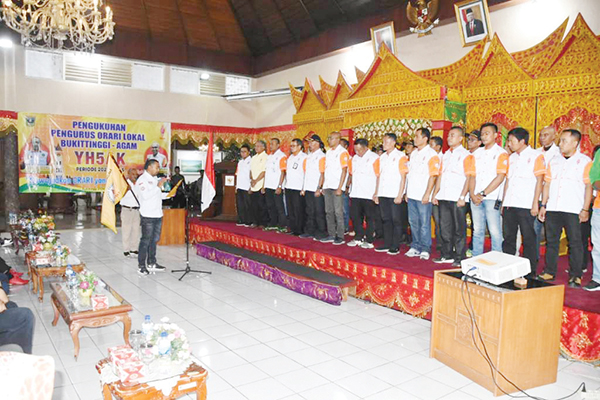 SUMPAH JABATAN— Wagub Sumbar Audy Joinaldi saat mengambil sumpah jabatan pengurus ORARI Lokal Bukittinggi-Agam periode 2022-2025.