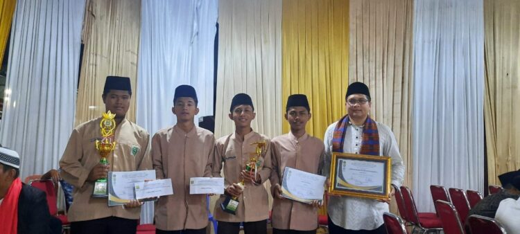 Santri Ponpes Parabek Juara 1 Lomba Qira’atul Kutub Tingkat Sumbar 1 TERIMA TROPI— Waka Kesiswaan Ponpes Thwalib Parabek bersama santri menerima tropi dan piagam penghargaan lomba pada hari santri nasional.