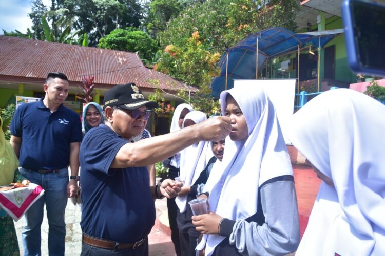 BERIKAN—Wakil Walikota Zohirin Sayuti memberikan tablet tambah darah kepada siswa putri MTsN 2 Sawahlunto.