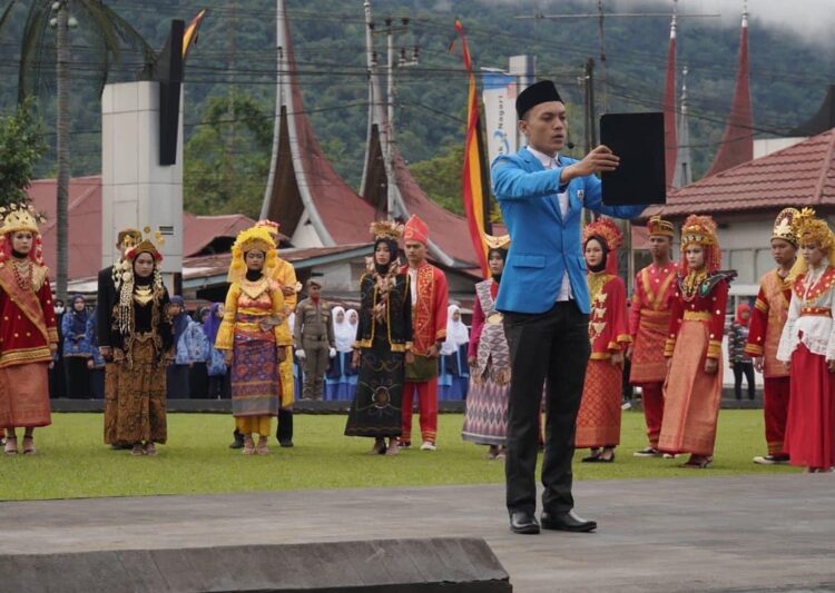 UPACARA SUMPAH PEMUDA— Peringatan Hari Sumpah Pemuda ke-94 dipusatkan di halaman Balai Kota, Jumat (28/10).  Bertindak sebagai Inspektur Upacara, Wali Kota, H. Fadly Amran, BBA Datuak Paduko Malano.