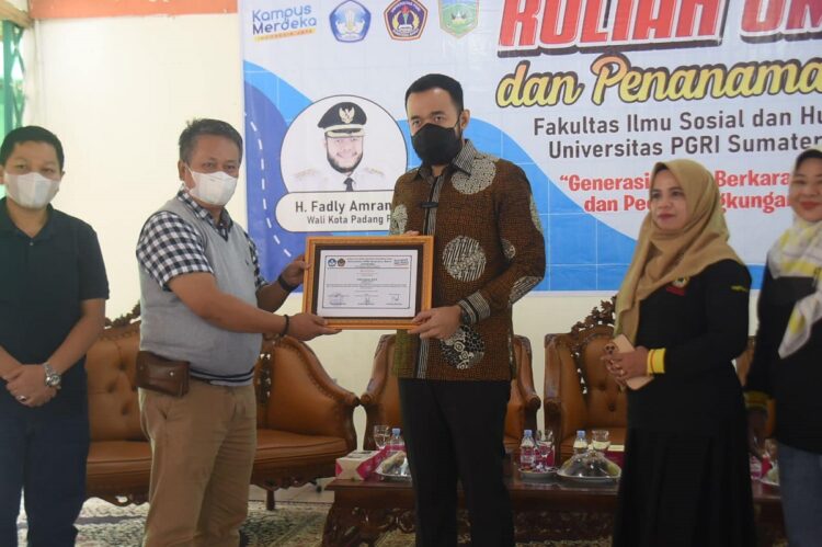 KULIAH UMUM— Wali Kota, H. Fadly Amran menerima piagam usai mengisi kuliah umum Fakultas Ilmu Sosial dan Humaniora (Fishum) Universitas PGRI Sumbar di Auditorium Mifan Waterpark, Kamis (27/10).