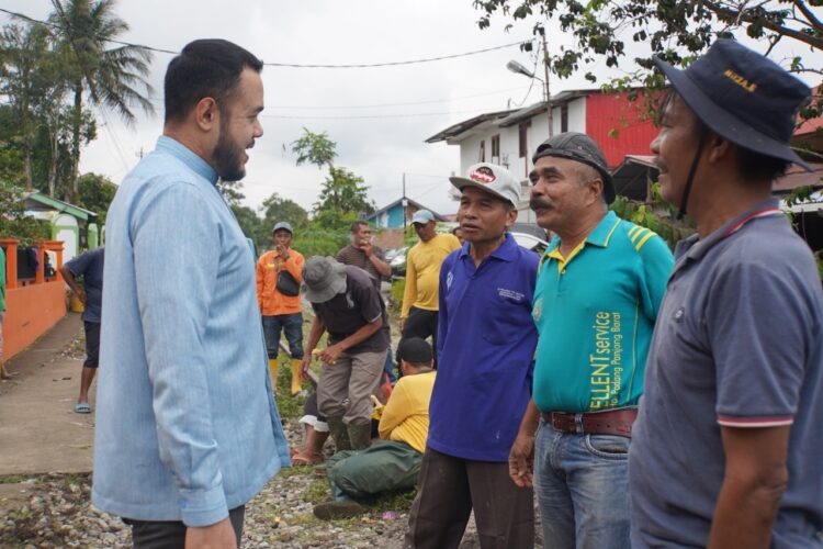 DIALOG—Wali Kota, H. Fadly Amran, BBA Datuak Paduko Malano saat dialog dengan warga disela sela aksi bersiah bersih.