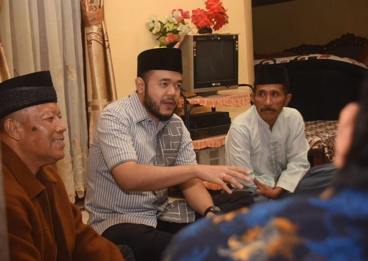 ARAHAN—Wali Kota, H. Fadly Amran BBA Datuak Paduko Malano berikan arahan pada  warga RT 5 Kelurahan Guguk Malintang dan RT 10 Kelurahan Ganting, Kecamatan Padang Panjang Timur (PPT), Sabtu (1/10) malam.