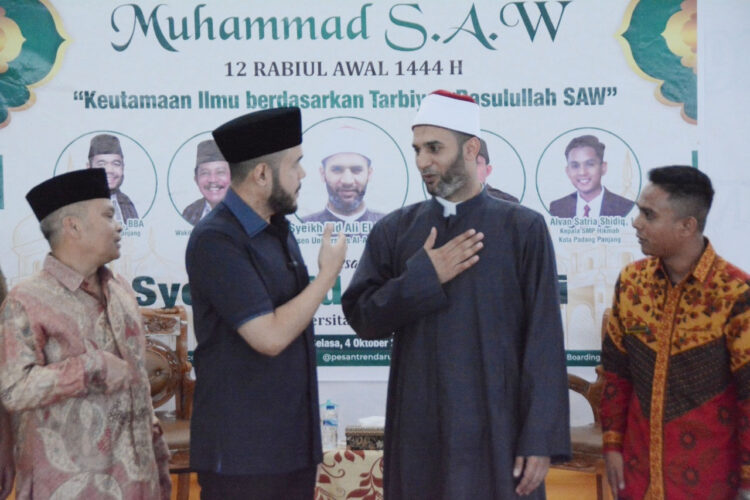 DIALOG—Wali Kota, H. Fadly Amran, BBA Datuak Paduko Malano bersama Kepala SMP Hikmah, H. Alvan Satria Shidiq, Lc berdialog.